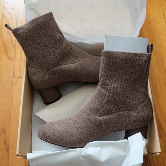 Vivaia Shoes - Vivaia Round Toe Chunky Heel Boots - New with Box! - Size EU40